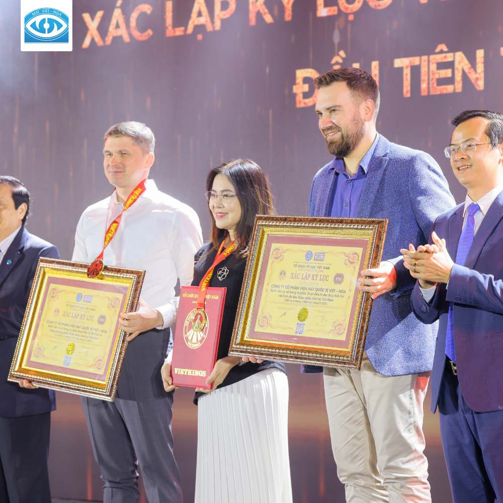 Bác sĩ Bùi Thị Thu Hương nhận Kỉ lục Việt Nam về phẫu thuật điều trị Đục thủy tinh thể với thấu Kính Đa tiêu