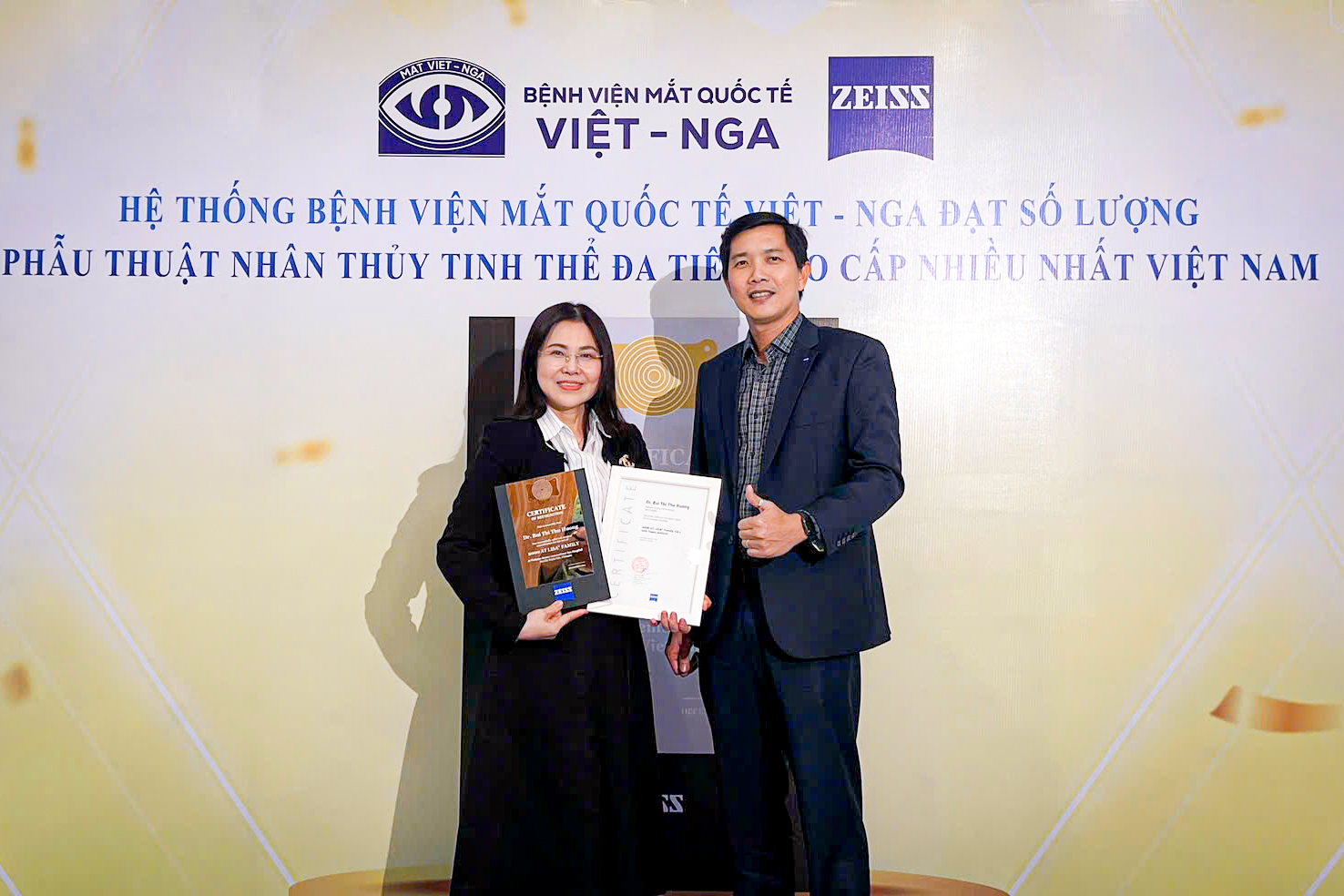 Mắt Việt - Nga nhận giải thưởng phẫu thuật Đục thuỷ tinh thể Đa tiêu nhiều nhất Việt Nam