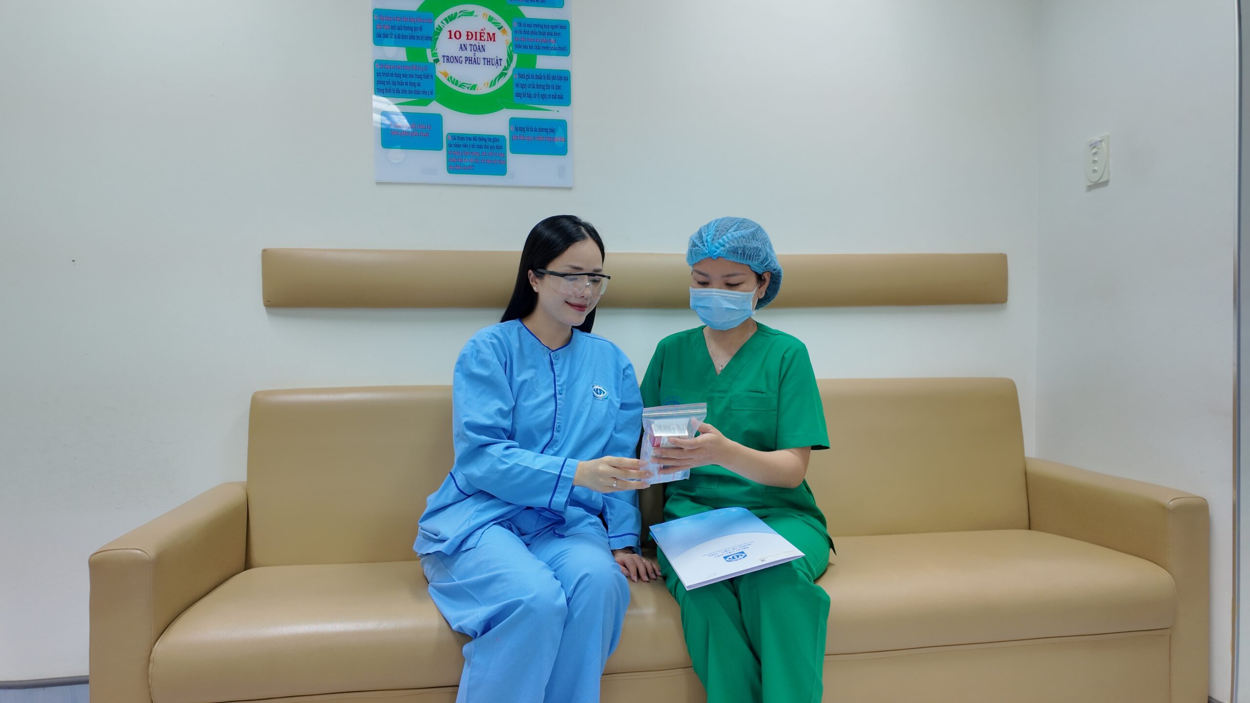 Khách hàng phẫu thuật Phakic ICL tại Mắt Việt - Nga