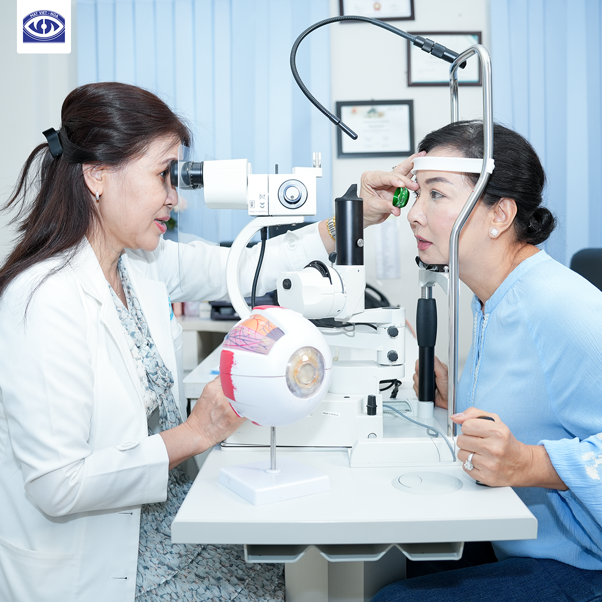 Bác sĩ chẩn đoán Đục thuỷ tinh thể
