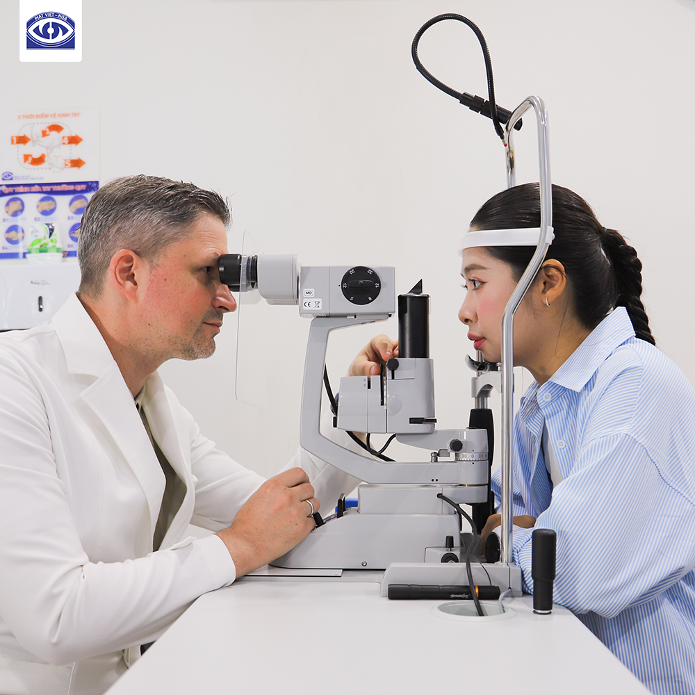 Thăm khám với chuyên gia phẫu thuật khúc xạ bậc cao