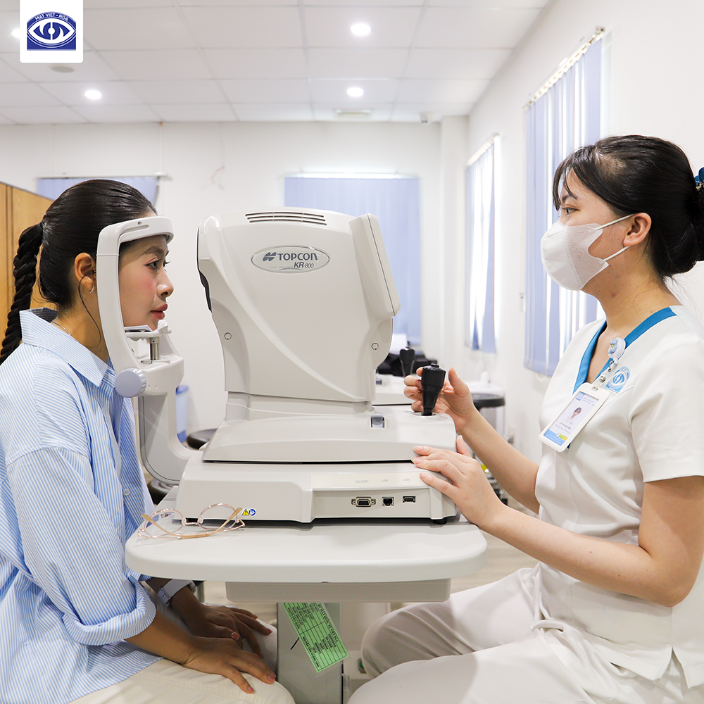 Bệnh nhân được đo máy khúc xạ tự động