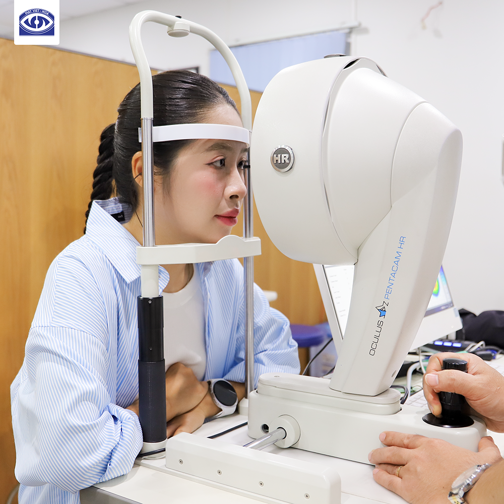 Bệnh nhân được chụp bản đồ giác mạc với máy Pentacam