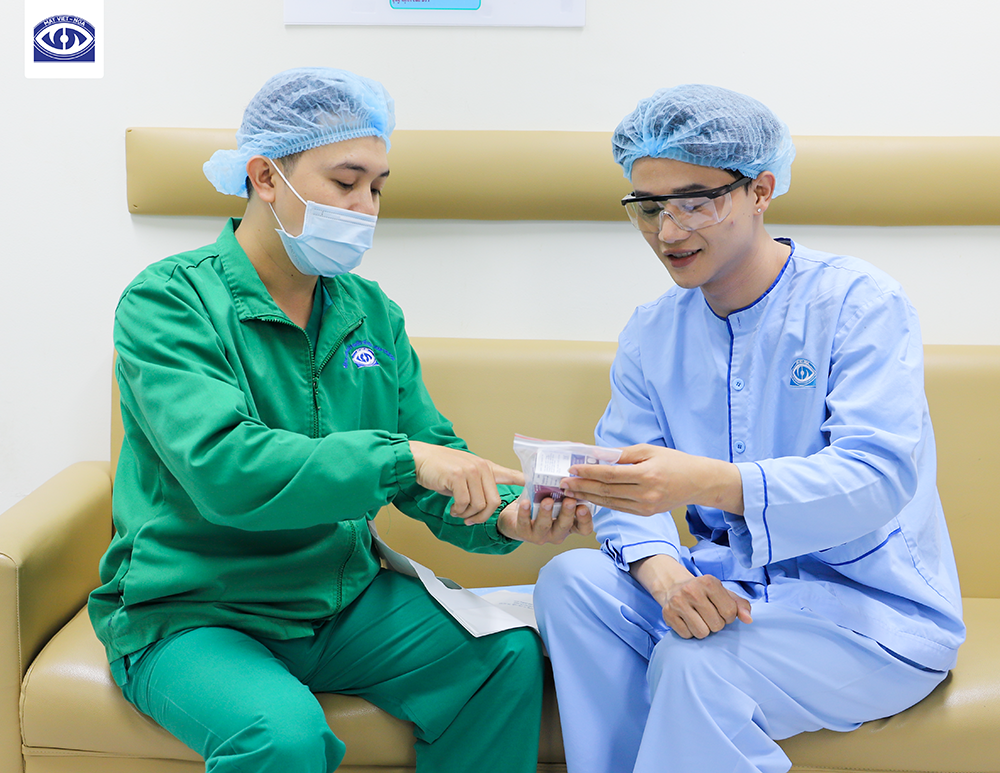Bệnh nhân được nhân viên Y tế dặn dò sau phẫu thuật